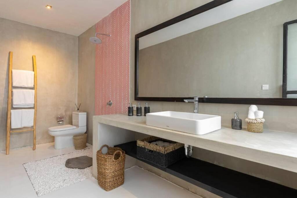 Villa 4br Luxe Pool Villa-canggu Near Finns-wifi,parking
